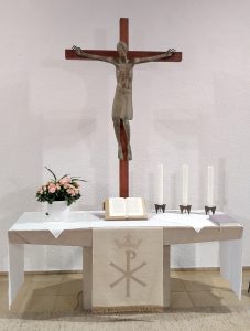 Altar und Kreuz